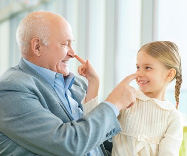 Grand-père avec sa petite fille GV