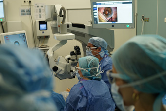 Opération chirurgicale au bloc opératoire de l'Ecole de la chirurgie des 15-20 avec grand écran 3D