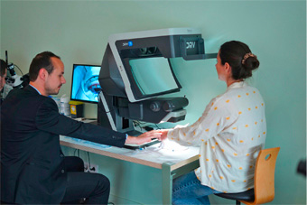 Dr Paul Bastelica. Formation chirurgicale sur simulateur. © CHNO - 15-20