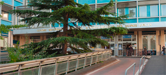 L'entrée de l’Hôpital National des 15-20 avec la statue de Saint-Louis © Su-Pkitmacher