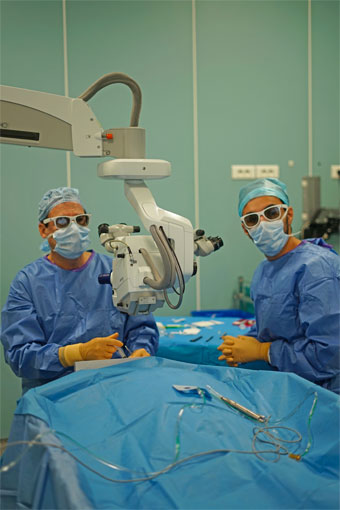 Opération des yeux à l'Hôpital des 15-20 