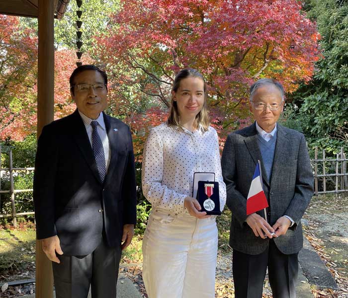  Remise du certificat et de la médaille  commémorative par la fondation Matsumae à  la fin des 6 mois de recherche au Japon